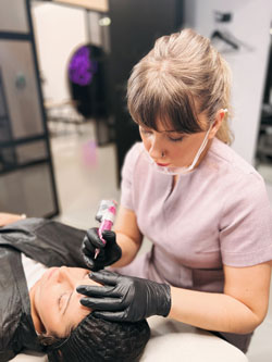 Esther haciendo micropigmentación de ojos en Bilbao